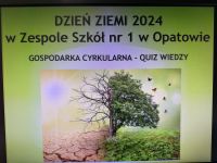 Czołowy slajd Quizu o Dniu Ziemi z drzewem wpół suchym wpół zielonym
